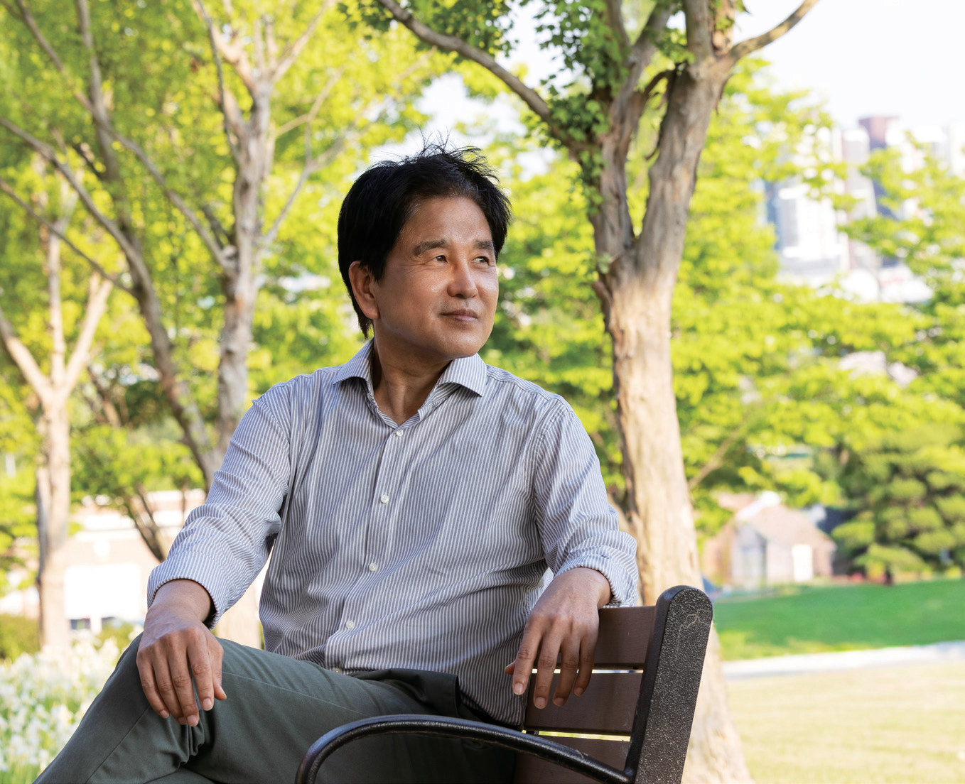 벤치에 앉아 있는 서성배 단장