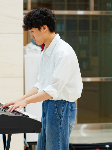 키보드를 연주하는 학생