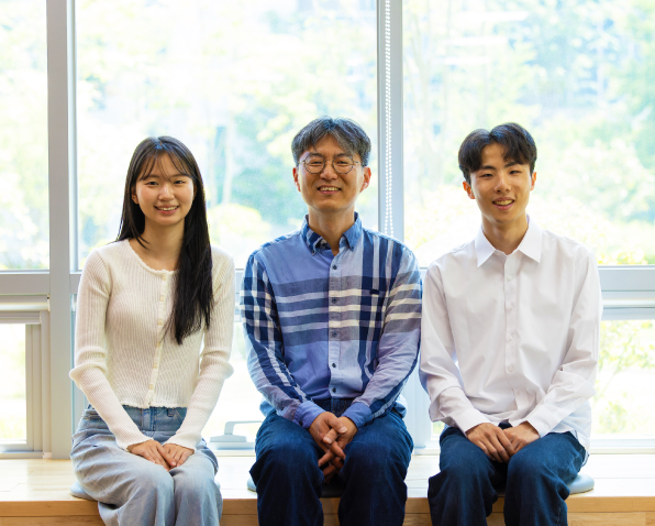 지온나래 학생홍보대사와 김경중 교수