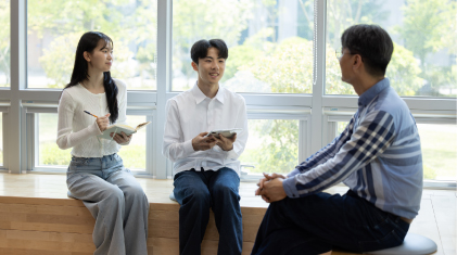지온나래 학생들과 대화하는 김경중 교수