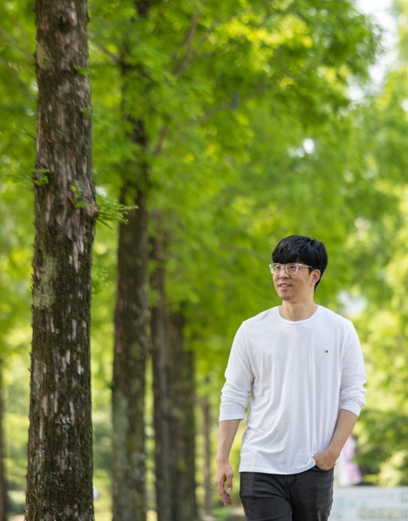 가로수길을 걷는 최상현 학생