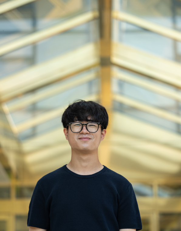 유리 천장 아래에서 미소 짓는 강승모 학생