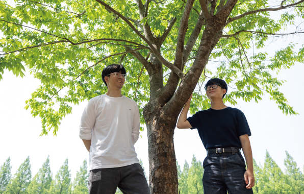 캠퍼스 산책로를 걷는 두 학생