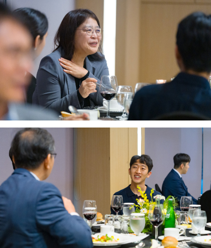 만찬 중 대화를 나누는 참석자들