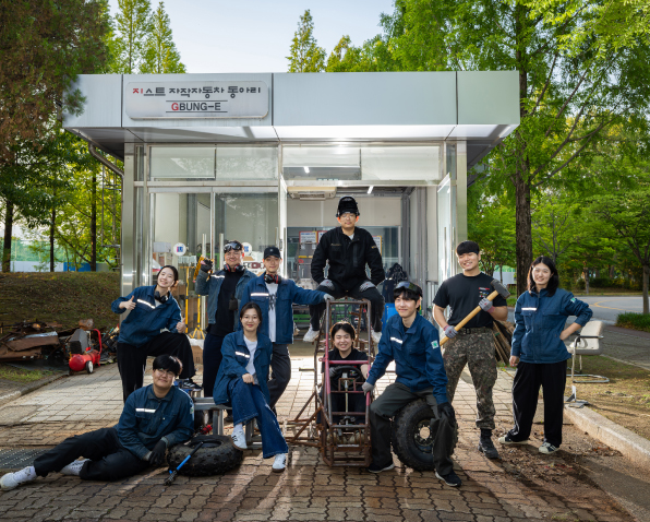 G-BungE 작업실 앞에 모인 동아리 팀원들과 차량