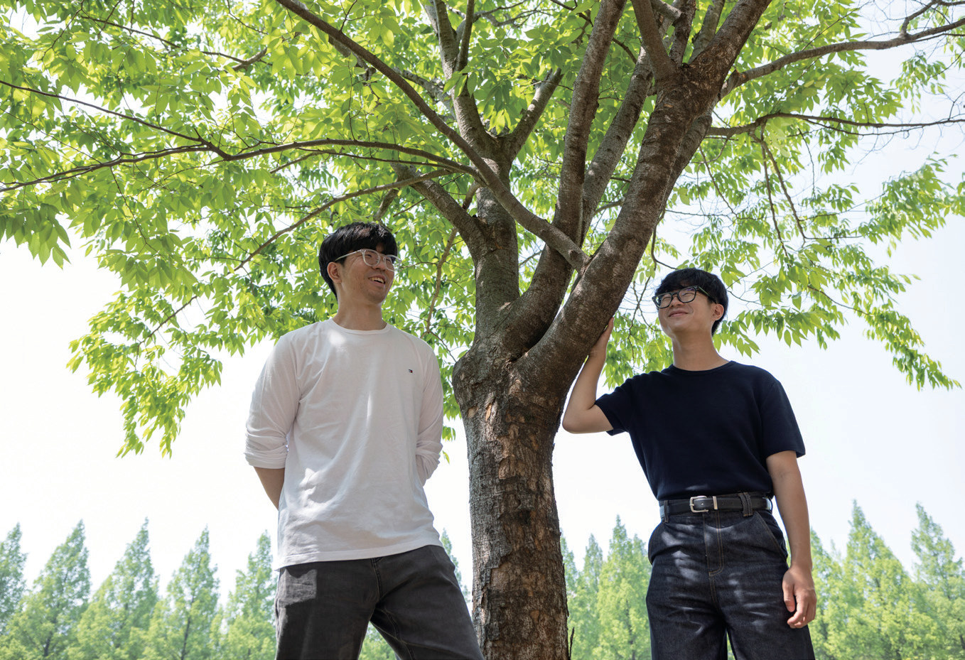 나무 아래에 서 있는 피움단 멘토와 멘티